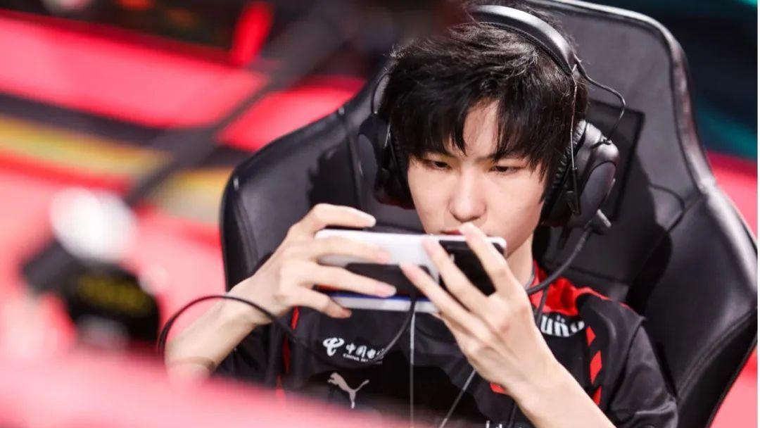 电子竞技|一头扎进职业电竞的年轻人：正在当打之年