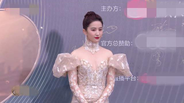 连衣裙 微博之夜红毯：刘亦菲靠脸撑，王一博帅回来，姚晨：我土但我自信