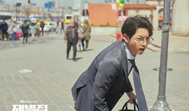 宋仲基|宋仲基现身海外宣传新剧,超百位粉丝顶高温守候,状态超好显贵气