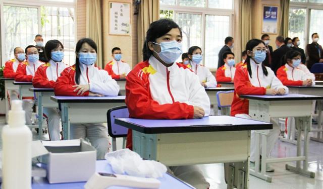 各地中小学陆续复课，新政策让家长进退两难：一所学校800个心眼