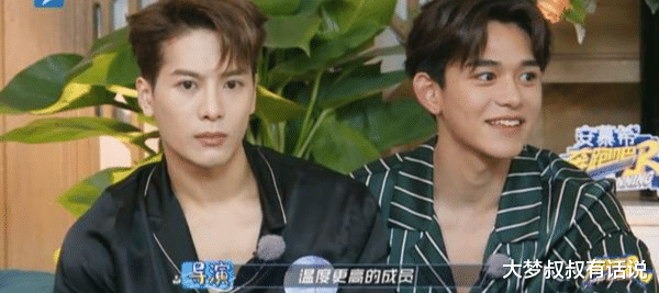 王嘉尔|怕雨琦穿裙走光!王嘉尔背包给她挡腿,微博挖证据:早在一起?