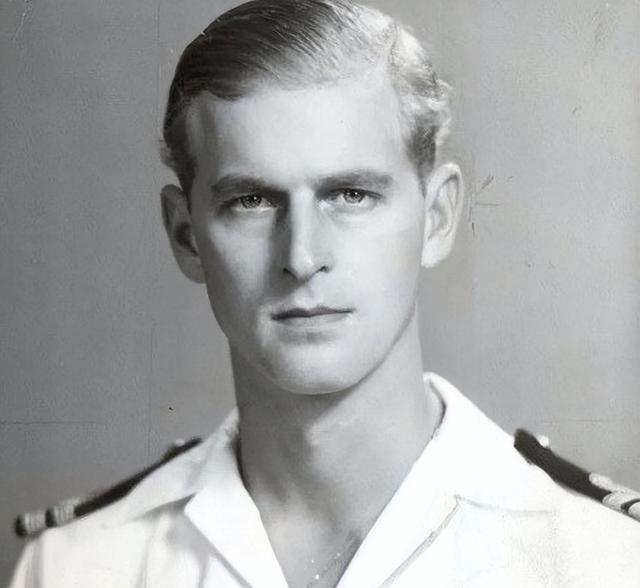 菲利普亲王|18个月后,96岁伊丽莎白去找菲利普了,钢蓝色眼眸曾让她一见钟情