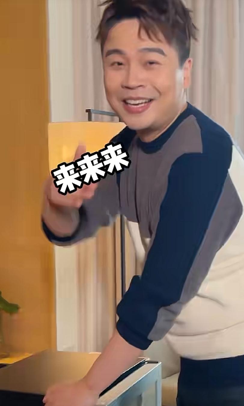 沈涛|主持人沈涛送老婆豪礼,护肤品塞满冰箱撒娇索吻,女方气质出众