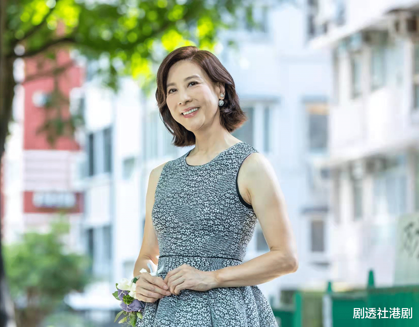 迪丽热巴|不介意做绿叶！加入TVB42年从未得过奖，61岁老戏骨素颜演妈妈三个月不保养