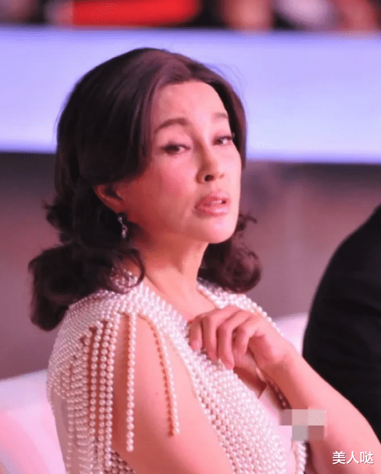 刘晓庆|刘晓庆奶奶年纪也不低调!上身挂满珍珠像个富婆,69岁仍有女人味