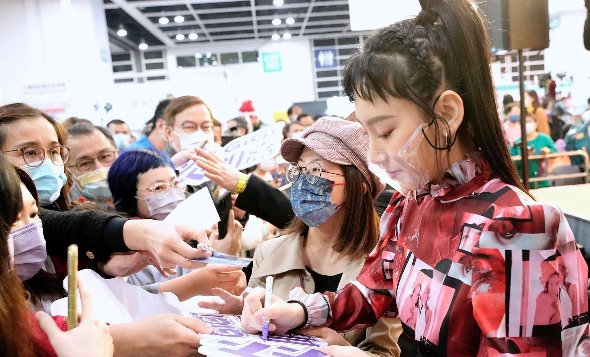 炎明熹|17岁港圈唱将炎明熹!父母定居内地,粤语歌开口跪,打破刻板印象