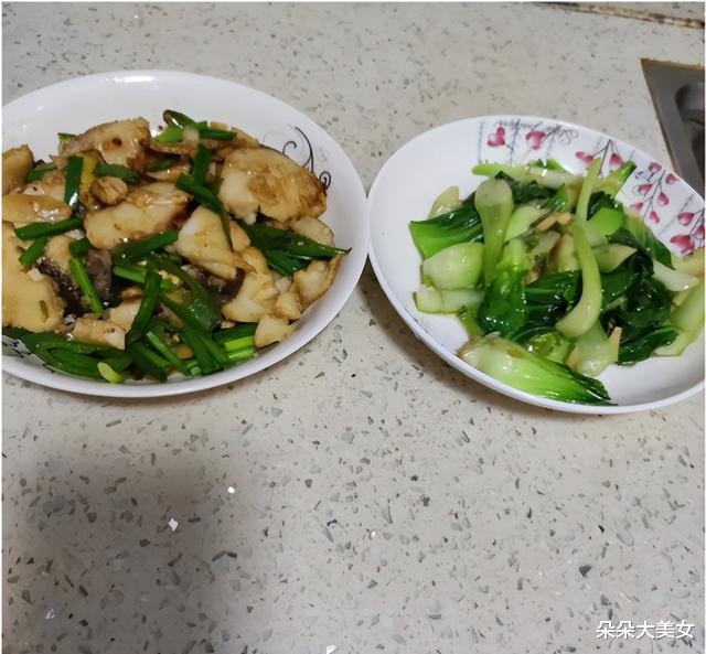 广东大叔回老家,看到70岁父亲的饭菜哭了:每月给你5000就吃这?