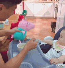 “伴娘怕抢了新娘风头躲在角落里玩手机!”这伴娘确实没得挑啊