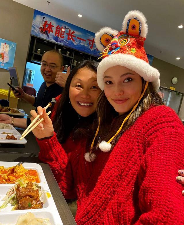 谷爱凌|谷爱凌再夺第二金,众多女星祝贺,钟楚曦称太优秀把手都拍烂了