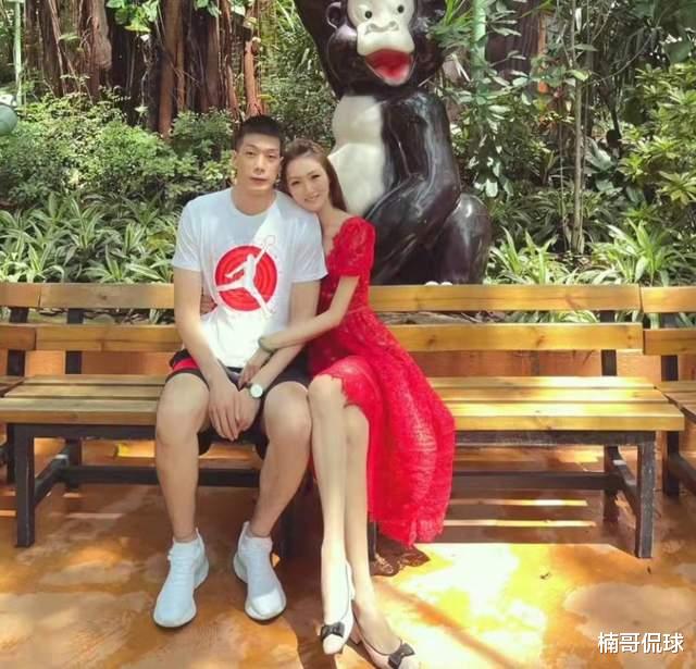 任骏飞|任骏飞缺席赵继伟婚礼！回老家开球馆，娇妻开婴儿车儿子骑他脖子上
