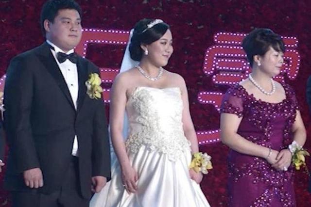 严昊|他因“超生”跻身江苏首富，娶美女歌星为妻，执掌5000亿商业帝国