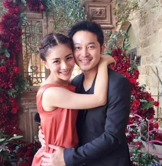 参观沙溢胡可的豪宅,客厅地面铺设立体瓷砖,整面照片墙显温馨