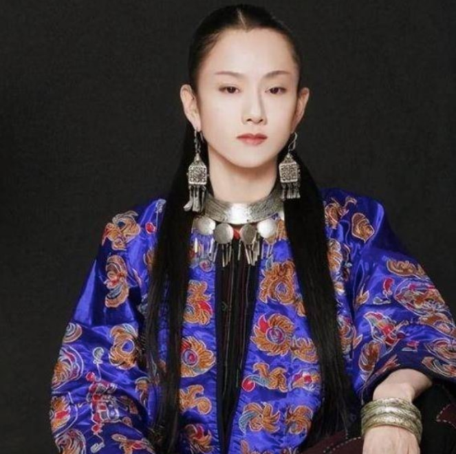 杨丽萍|63岁杨丽萍和母亲湖边吃饭，十厘米长指甲抢镜，每年保养花费18万