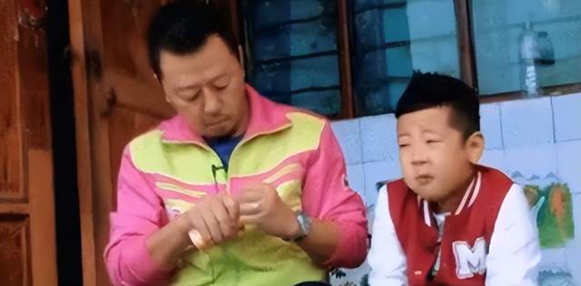 郭涛|郭涛儿子帅到认不出!15岁石头超一米八壮如熊,高大肥硕黑得发亮