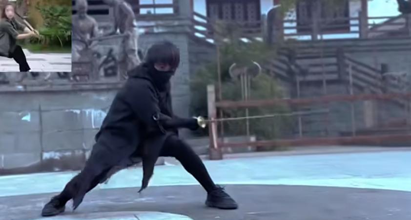 赵文卓|赵文卓“空中踢剑”火了，这些网红纷纷模仿，还真有人耍成了