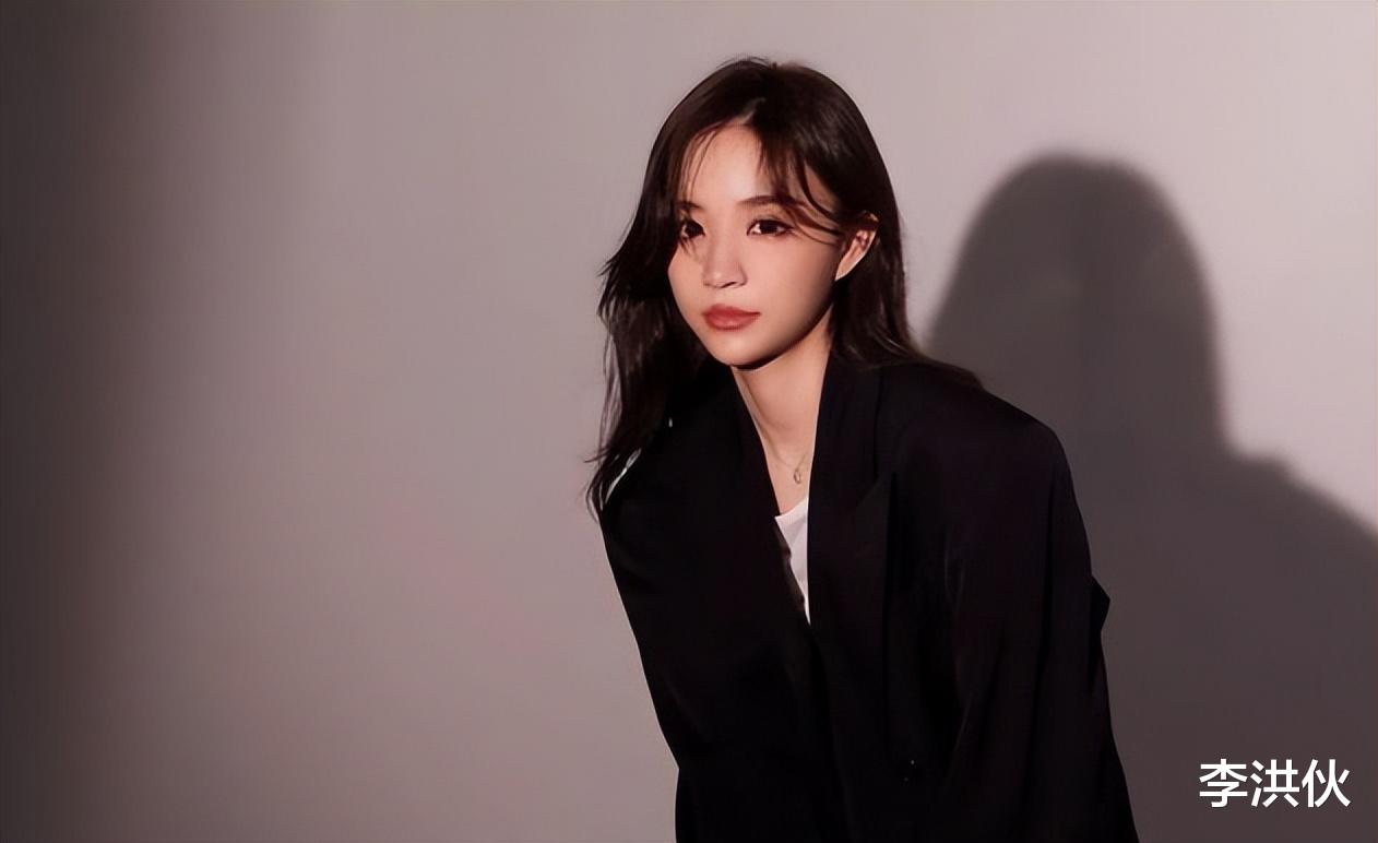 周星驰|网红越来越离谱，擅自调动警用直升机拍视频，穿高开叉旗袍进校园