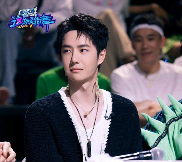 王一博|王一博登顶热度中心，街舞联欢会，中秋晚会，随时随地都有他