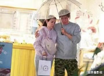 曾宝仪|曾志伟长女提前过50岁，戴着老花镜调侃像老妪，和男友17年不结婚