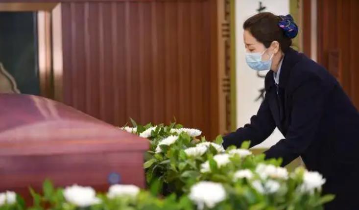 95后女殡葬师茶泉灵:做二休二,小县城月入8000元,不想转行