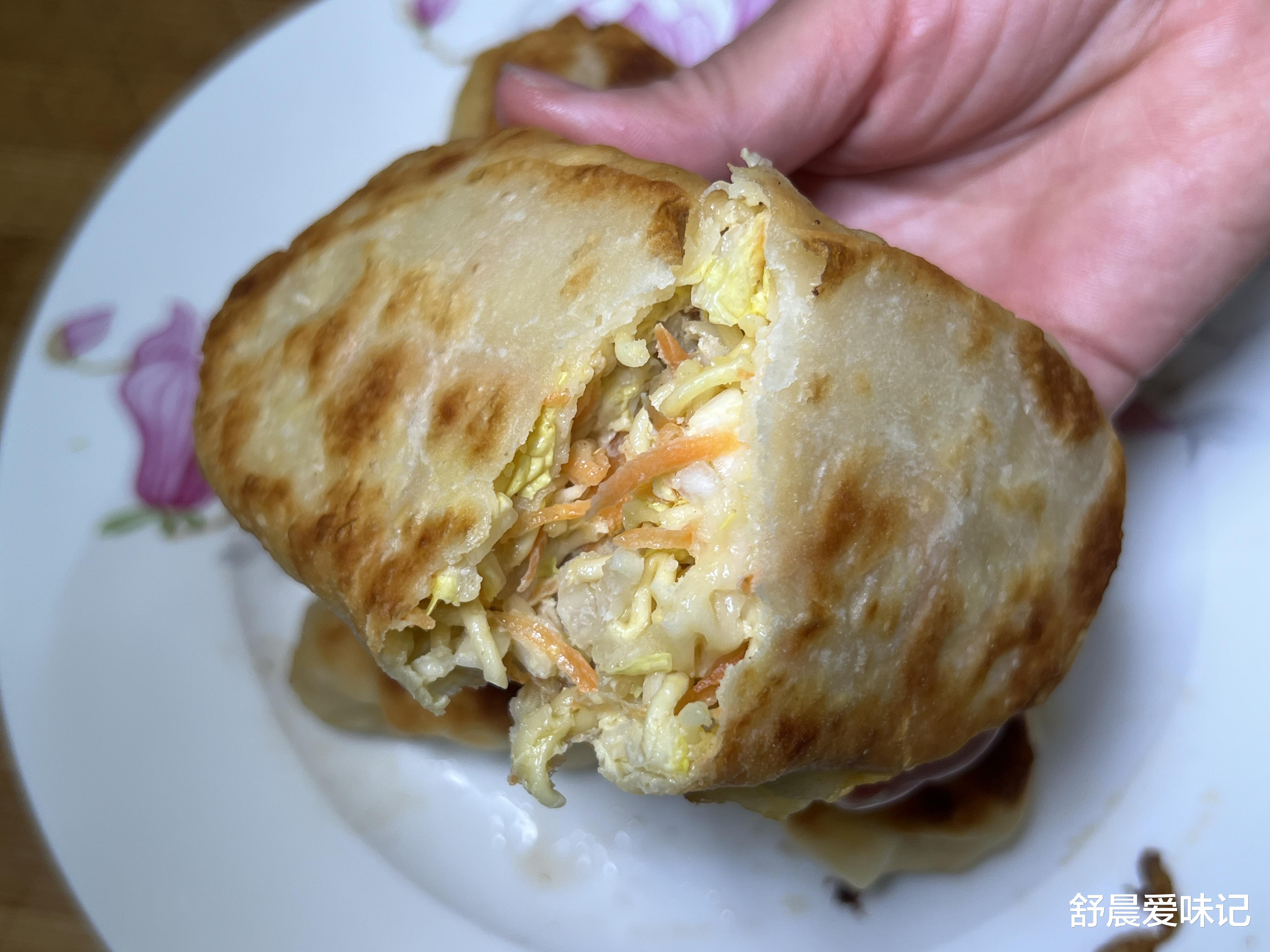 娃娃菜别再炒菜吃了，在家可以这样做，馅料鲜美，外皮金黄酥脆香