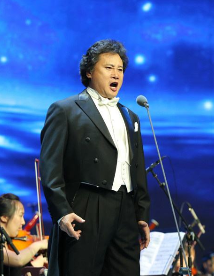 歌唱家戴玉强教女学生唱歌!头发蓬松挺大肚腩,双层豪宅内景奢华