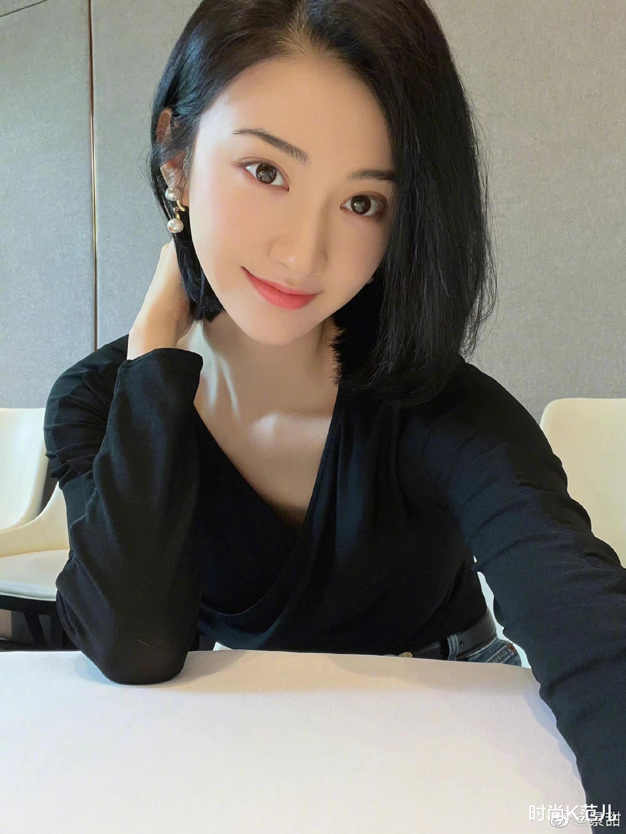 短发 景甜终于换发型,剪了一款披肩短发,恬静减龄又显气质