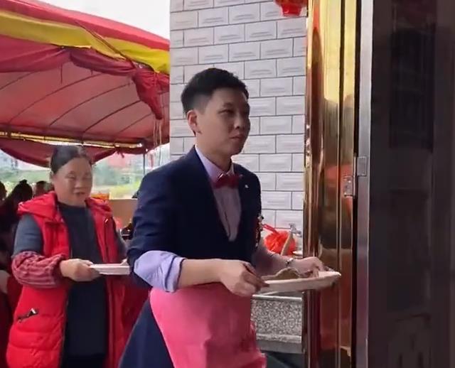 福建婚礼现场新郎系围裙给老婆家人端菜!网友:一看就是顾家男人
