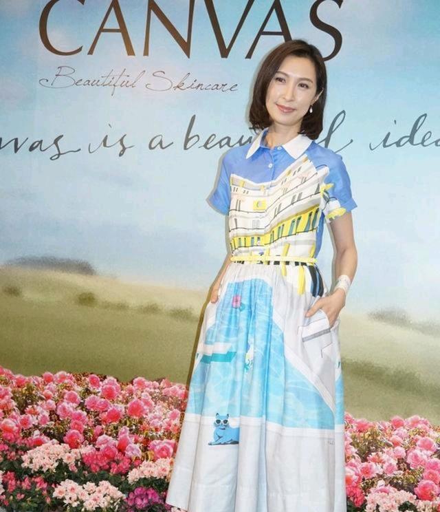 杨紫|刘青云携老婆亮相，郭蔼明穿露脐装、镂空裙，至少年轻20岁