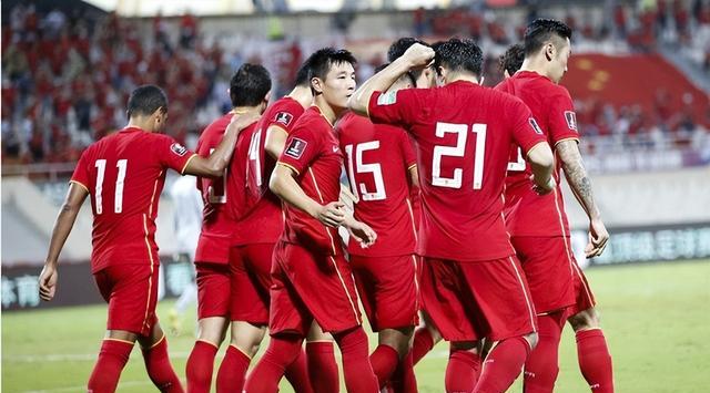 国足|博主：有球迷抗议中国男足来海口，并发起就地解散国家队的倡议