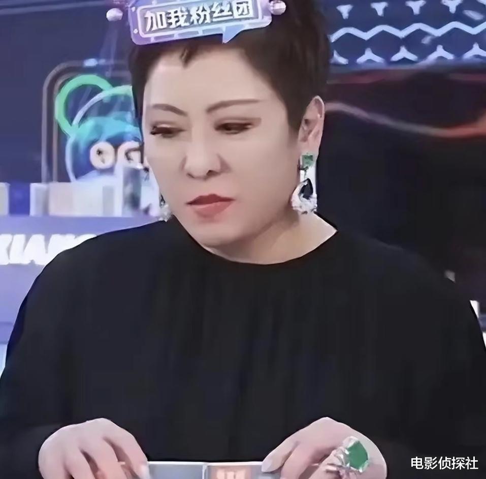 向太|向太公开道歉！回应直播中的五点争议，手上的大钻戒也不见了