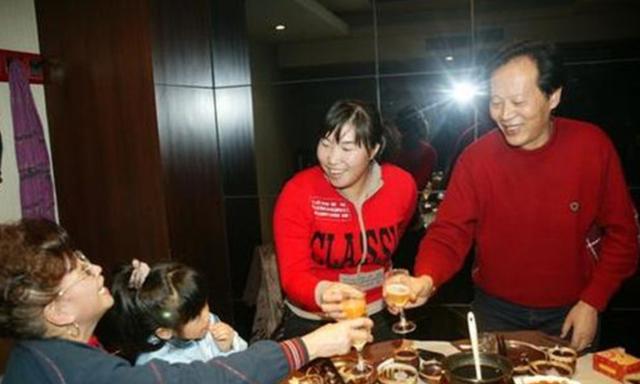 王德显|退役冠军艾冬梅：被克扣20万，脚畸形街头带娃卖菜，贱卖19块奖牌