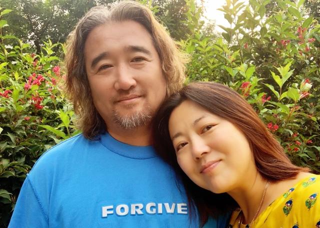 王茜华|狠人王茜华:领奖台致谢农民,为拍戏绝食堕胎,“整容百次”