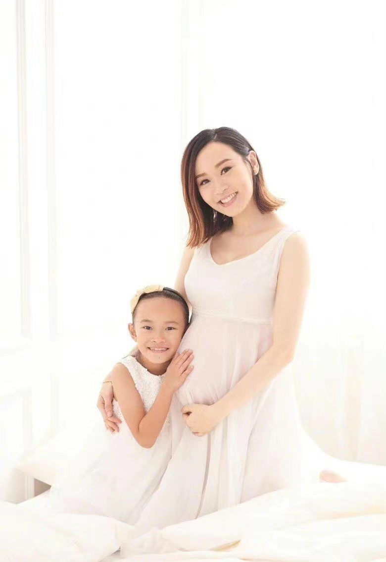 杨思琦|43岁香港小姐杨思琦广州夜店性感登台，观众情绪激动脱衣支持！