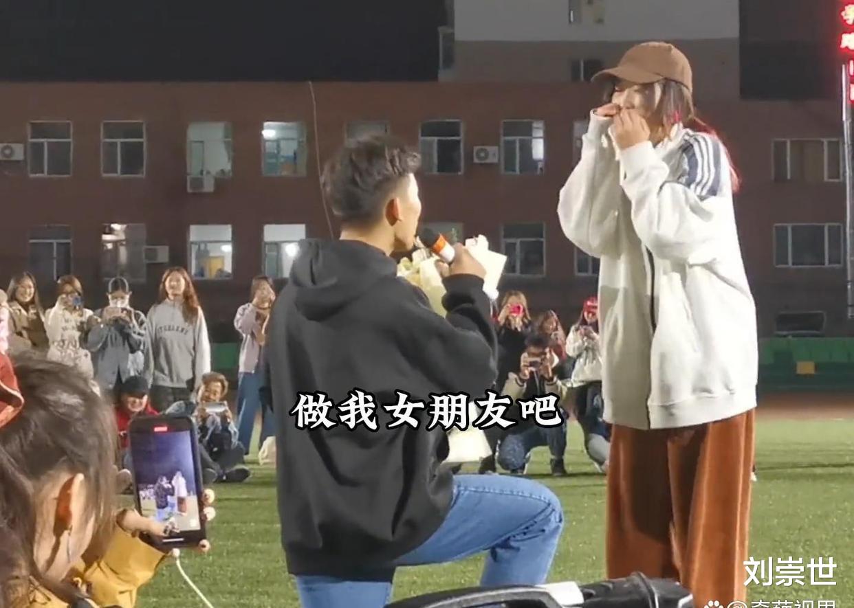 太浪漫了!高校男生手捧鲜花当众表白女孩,成功后献出甜蜜的kiss
