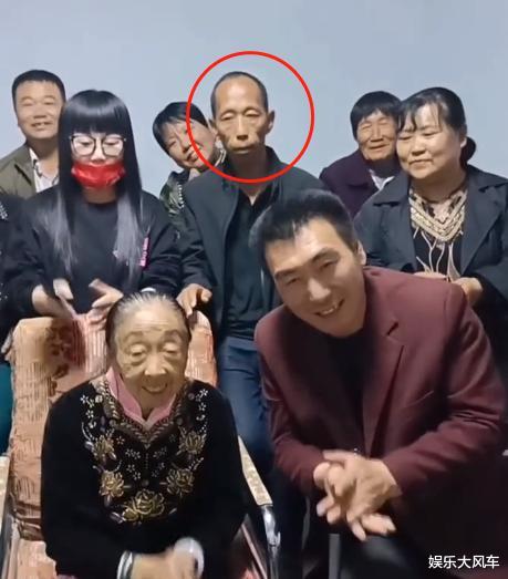 李玉成|85岁马玉琴的儿子现身，与李玉成勾肩搭背，网友：钱到位了