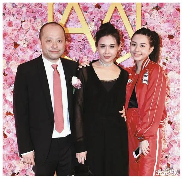 许飞|邱淑贞的女儿沈月赴韩国参加品牌时装秀，与明星合影，灵动有韵味