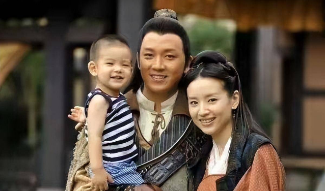 潘粤明|潘粤明只能网络见儿子被网友心疼,董洁:这就是命,谁也改变不了