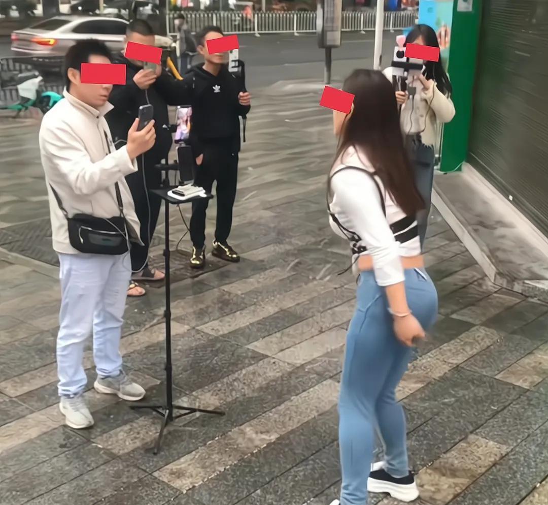 榜一大哥不远千里去看女主播,发现真人不到1米4,25万打了水漂