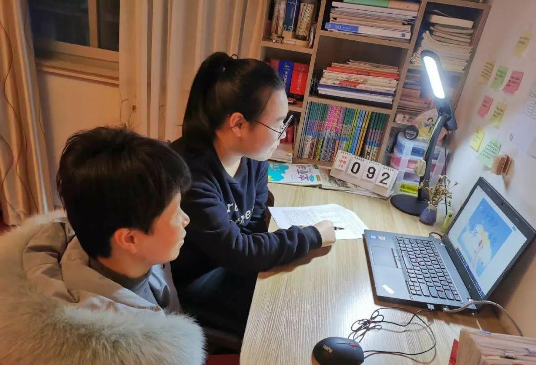 监督孩子上网课,想让孩子成绩提高,家长要注意这“3要4不要”