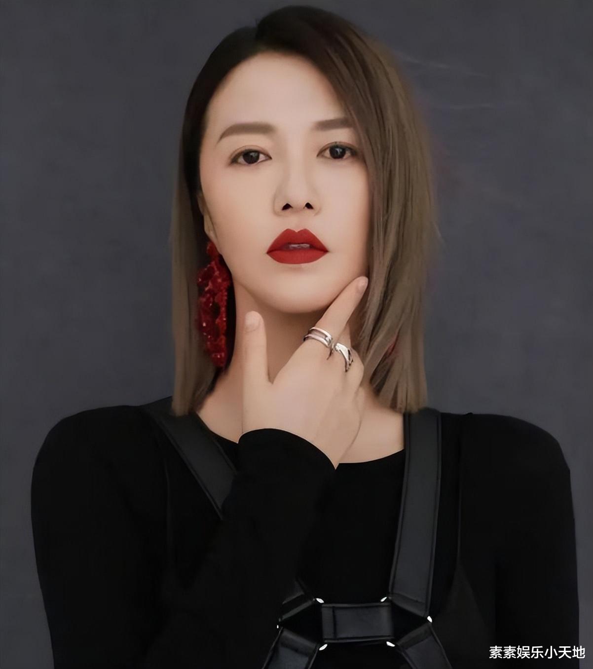 谭维维|谭维维抱两孩子出镜，疑似已经当妈，和老公外出给孩子挑水果