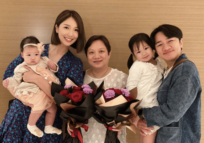 李亚男|李亚男晒母女三人温馨同框，王祖蓝视角下神态温柔，二胎颜值飙升