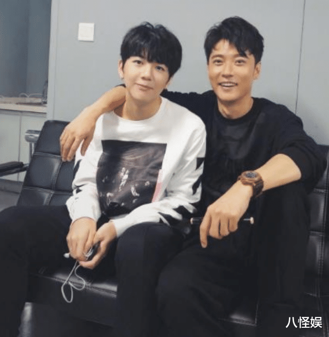 张丹峰|洪欣晒全家福支持儿子毕业大戏,张丹峰送花篮署名父亲,有爱十足