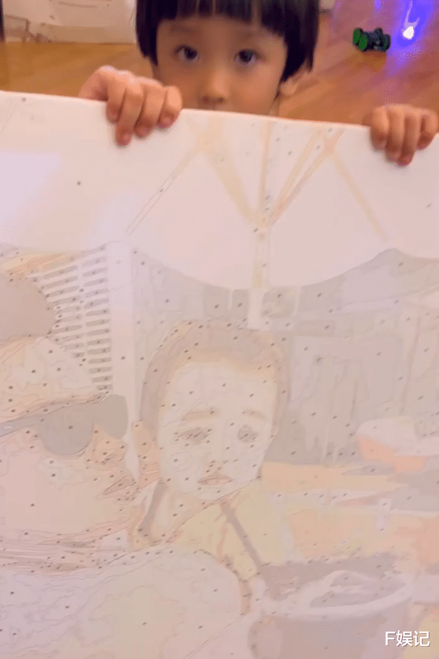 郑嘉颖|儿子在陈凯琳帮助下画出父子温馨画作 郑嘉颖高兴地亲吻儿子脸颊