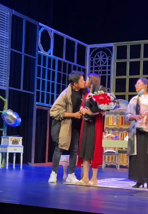 佟大为|佟大为晒照为娇妻庆生,两人拥抱热吻氛围甜蜜,大办生日宴显隆重