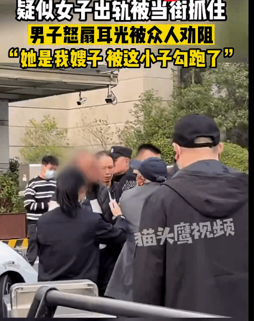 浙江温州，一名男子不顾众人劝阻，执意要殴打一年轻男子，现场十分混乱