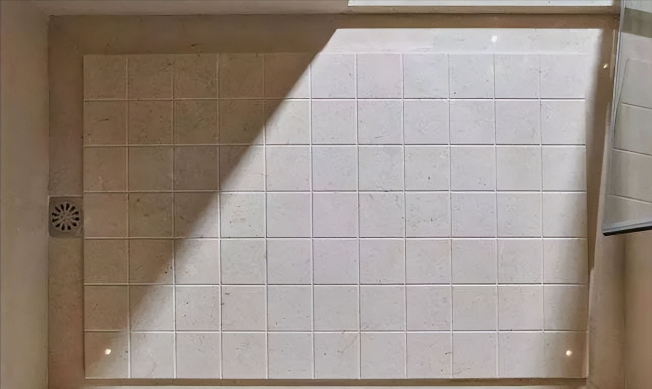 卫生间做这种拉槽设计,排水顺畅还防滑,再也不怕地面湿漉漉了