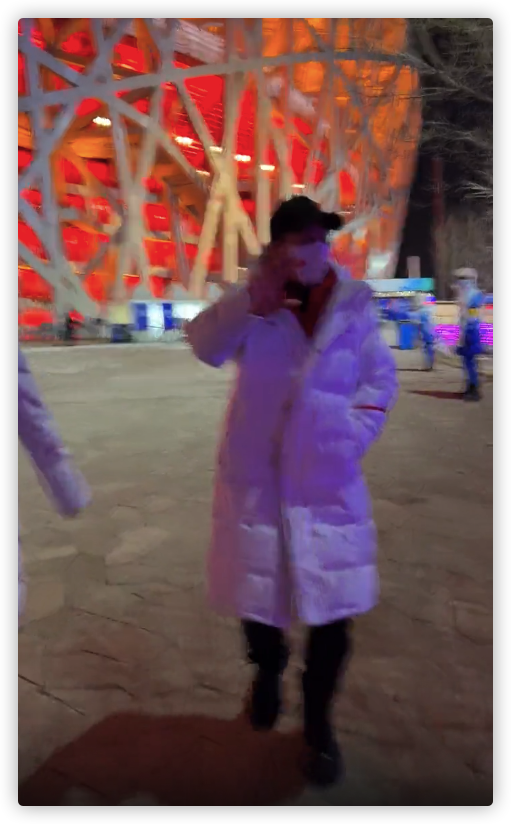 张艺谋|张艺谋闭幕式后现身，一路步行和志愿者打招呼，不停挥手毫无架子