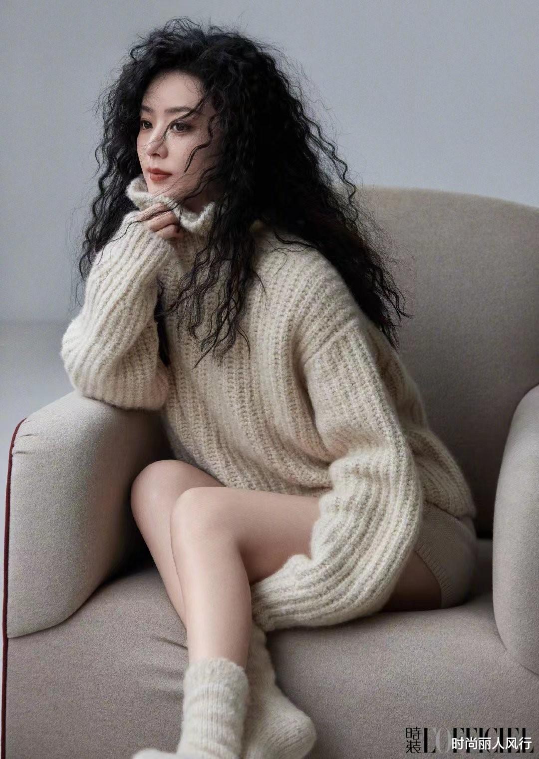 赵丽颖|赵丽颖新大片封神!烫羊毛卷穿开叉裙释放女人味,趴窗台翘臀吸睛