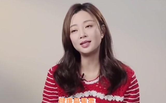 殷桃 43岁殷桃生图美出圈，深V、大波浪，自曝减肥秘籍，网友：绝绝子
