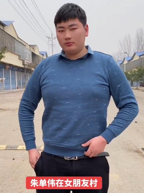 陈萌|朱小伟带未婚妻买手机，将陈萌搂在怀里憨笑，手中一沓钱成亮点